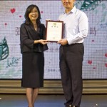 一路以來，有一群人默默的付出，正在做著一件極具意義的事，需要更多人去支持，新業(yè)也一同加入此行，讓愛及時!圖為「臺中張老師中心」主任委員張麗莉（圖左）向新業(yè)建設楊世偉經(jīng)理（圖右）致贈感謝狀。