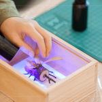 拋下常見的粘著劑，利用最安全的且保持素材原貌的UV光膠進(jìn)行，搭配紫外光手電筒，讓作品快速接著又兼具美觀。