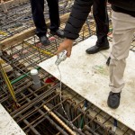 良辰吉時(shí)，澆下米酒象徵向天地敬酒，感謝工程順利。