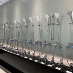 手持式蓮蓬頭與單槍式水龍頭排列展示。新業(yè)職人團(tuán)隊(duì)了解每人偏好的水壓力道不同，享受療癒自我的SPA時(shí)光，因此對蓮蓬頭的選擇也格外謹(jǐn)慎周全。