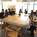 相聚時光，愜意坐在二樓圖書會議室暢所欲言。