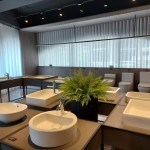 形形色色的典雅款式，透過(guò)水柱的流動(dòng)，從洗手、洗臉又不輕意濺濕石材檯面，開(kāi)啟美好的一天。