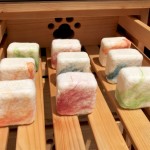 與其他手工皂一樣，最後都需要經(jīng)過(guò)晾曬才能開(kāi)始包裝，經(jīng)過(guò)太陽(yáng)的撫觸，羊毛皂也多了一分溫柔。