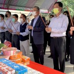 新業(yè)建設(shè) 穆椿松名譽(yù)董事長(zhǎng)(右三)、卓勝隆董事長(zhǎng)(右四)，帶領(lǐng)著各部門職人團(tuán)隊(duì)，一同焚香祝禱，眾人一心，虔誠(chéng)祈禱，繫起天地與人之間的溝通。