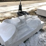 作品完成前，藝術家一敲一鑿的雕刻出一絲一絲的紋路，雖成品讓人滿意，但在打造的過程帶來的感動也毫不遜色。