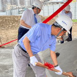 新業(yè)建設(shè)-董事長(zhǎng) 卓勝隆(中)，以金鏟鏟起沙堆，象徵整個(gè)工程的開端與順?biāo)欤瑸橥岬呐_(tái)中14期築下最宜居的家園。