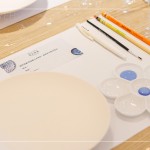 各式畫筆的運(yùn)用大不同，先以『鉛筆』初步草稿，再以『描邊筆』描繪鉛筆的筆跡，『毛筆』沾滿藍(lán)彩，揮灑在潤白的瓷盤上，多樣層次、繆思變化。