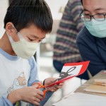 在剪紙練習(xí)，孩子不僅能體驗(yàn)傳統(tǒng)技藝，從中還可以獲得數(shù)學(xué)幾何、對(duì)稱的概念，
以及手部肌肉的訓(xùn)練。