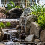 聽瀑踏石，潺潺水流，新業(yè)與景觀團(tuán)隊(duì)親自挑選來自中部山區(qū)溪流的石頭，希望降低碳足跡。