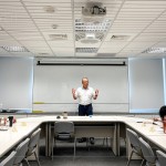 新業(yè)建設(shè)大家長(zhǎng)－穆椿松創(chuàng)辦人（圖中）藉由小故事帶出新業(yè)理念，以「主動(dòng)、積極、樂(lè)觀」的態(tài)度去面對(duì)問(wèn)題，方方面面不妥協(xié)的堅(jiān)持，分享其中的經(jīng)營(yíng)哲學(xué)。