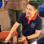 新業(yè)建設 邱正光 副總經理 帶領新業(yè)職人們一同參與原生苗木培育-換盆作業(yè)，以實際行動公益，喚起同仁們對臺灣山林的關注。