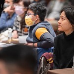 靜靜地聆聽著講師的分享，一筆一劃，道出老師傅的匠心獨具，與一段代代相傳的故事。