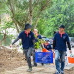 新業(yè)同仁們分工將所需要的工具、水、小樹苗等，步行約400公尺，抵達(dá)本次防火林帶建置的位置。