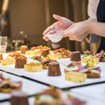 灑落雪般的糖粉，一場場精心的味覺饗宴即將上演！