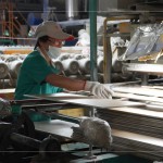 窯場師傅細(xì)心的檢驗每一片磁磚，不斷的反覆確認(rèn)，感受每一分的精準(zhǔn)細(xì)節(jié)。