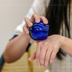 將油品盛裝在專業(yè)品油杯中，不只透過嗅覺、味覺，更透過將油倒在皮膚上的觸感，直接的感受天然橄欖油的滲透變化。