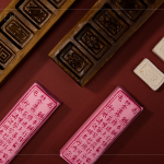 祭拜天公的標(biāo)準(zhǔn)貢品_餞龕糕，歷經(jīng)幾個世代個中滋味依然令人驚艷，仿舊感的包裝印刷，增添了懷舊感，更是拜拜後的嘴甜記憶。(圖片轉(zhuǎn)自：林金生香 百年糕餅店)