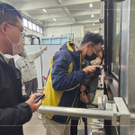 營建部工地主任-吳瑞隆(圖中)，用燈源檢查水密性能試驗後的氣密窗，確認(rèn)是否有漏水、滲水或濺水的情形。