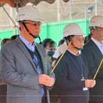 新業(yè)團隊齊聚，眾人一心，手持炷香，煙氣霧氣交織，裊裊上升，願直達天聽，透過聲聲祝禱，傳遞心中滿懷的期盼與感恩。(左一為新業(yè)建設 穆椿松 創(chuàng)辦人，左二為卓勝隆 董事長)