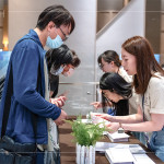 設(shè)立新業(yè)建設(shè)專屬領(lǐng)票處，仔細與住戶核對資料及票卷，讓住戶可安心的入場觀影。