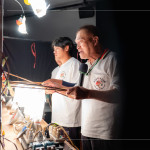 後臺裡，老師傅與藝師們熟練且忙碌的操弄著影偶，百年故事在幕後流動，文化溫度在指尖間傳承。(圖右一為張榑國團長)