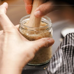 將味噌原料充分混合後裝罐，層層壓實(shí)，手作的溫度與節(jié)奏，讓每一罐味噌都帶著獨(dú)一無(wú)二的個(gè)人印記。