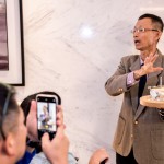 老爹現(xiàn)場(chǎng)親自示範(fàn)了乳酪現(xiàn)刨秀，在眾人們的驚呼下，刨出一朵朵康乃馨花瓣來(lái)，難得的機(jī)會(huì)能親眼見(jiàn)識(shí)這般技藝，新業(yè)家人們紛紛拿出手機(jī)拍下紀(jì)錄！