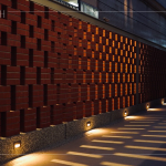 獨特的紅磚砌牆，錯落的完美設(shè)計，讓原本夜晚較為陰暗的小巷增添了意外的人文氣息。