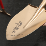 新業(yè)建設(shè) 創(chuàng)辦人 穆椿松先生，於金鏟子上簽名，象徵著開工誌慶，步步啟程。