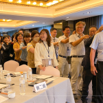 同仁們互相舒緩筋骨、鼓舞激勵(lì)、調(diào)整節(jié)奏，開(kāi)啟一天的課程，同時(shí)也圈起彼此情感與向心力。