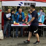 現(xiàn)場新業(yè)建設(shè)穆椿松名譽董事長（左二）與卓勝隆董事長（左一）引領(lǐng)大家，加油吶喊給予跑者支持。