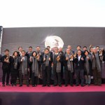 頒獎(jiǎng)團(tuán)隊(duì)與得獎(jiǎng)?wù)咭煌嫌傲裟睢５?屆臺(tái)中市都市空間設(shè)計(jì)大獎(jiǎng)緊扣「適法」、「創(chuàng)意」、「?jìng)鞒小沟仍V求，傳達(dá)幸福城市始於移居宜家的意涵。