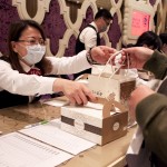 守護(hù)未來(lái)家園的堡壘－物管團(tuán)隊(duì)，協(xié)助住戶共同完成報(bào)到手續(xù)，感受這份成家入厝的幸福喜悅。