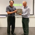 課程尾聲，新業(yè)建設榮譽董事長－穆椿松先生準備禮品致贈，感謝王永福講師帶給我們精采充實的教育訓練。