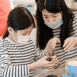 溫柔仔細(xì)的叮嚀，默默在旁靜靜看照，放手讓孩子盡情的發(fā)揮，在課程中找到手作帶來(lái)的自我可肯定與完成後的感動(dòng)。