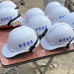 新業(yè)總是將住戶的需求與期待放在心上，每一頂工程頭盔不僅代表專業(yè)，也象徵著與建築師心起手應(yīng)、一同築起願景的默契。