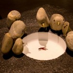 每一項鳥兒的金工原石作品，嘴喙都被打磨得光亮平滑顯得相當逗趣，描繪一隻隻收起翅膀想要自由卻又嚮往安定的鳥兒，表達家與家人的重要性。