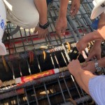 樓頂安裝金色的中樑即為上樑，建築就是一步一步紮紮實實地築步就班。