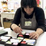 將羊毛皂一一裝入禮盒，千辛萬(wàn)苦完成禮盒包裝，每個(gè)步驟絕不馬虎。