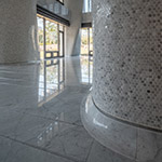 表面貼滿小小的圓形馬賽克磚，呼應(yīng)曲柱的圓潤特色