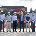 新業(yè)建設(shè) 穆椿松名譽(yù)董事長(zhǎng)(右四)、卓勝隆董事長(zhǎng)(右三)帶領(lǐng)新業(yè)團(tuán)隊(duì)，祈求保佑人員平安、工程順利。