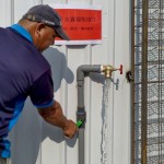 工地在開挖地下室時(shí)，必須抽取大量地下水，過去這些工地水都直接放流到排水溝，透過這一次市府的淨(jìng)水優(yōu)化，可免費(fèi)讓民眾取用到更乾淨(jìng)的水源。