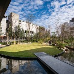 從社區(qū)中庭、家戶陽臺、到空中花園，整體綠覆率超過100%，自然植栽錯落建築之中，層疊融合成一座垂直森林。