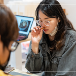 空氣中瀰漫淡淡草藥味，透過嗅覺去感受不同氣味，來自東方美學(xué)的天然草本香氛，更能放鬆身心靈。