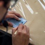 應(yīng)景的虎兒，沿著線條剔除邊角，有深有淺，豐富版畫的層次感，實(shí)際感受手感的溫度。