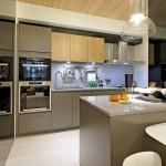 巧思哲學(xué)的私廚空間，開放式中島結(jié)合餐桌，善用空間的設(shè)計，可以是備料空間，也可以是小朋友書寫玩樂的地方，省時簡約的廚房場域，只為了留給家人更多愛的時間。