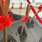 開(kāi)工象徵的金鏟子，猶如一顆開(kāi)起夢(mèng)想的種子，扎根土壤，彷彿像孕育生命般，即將萌芽。