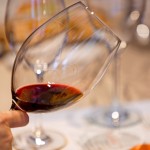 輕微傾斜酒杯，燈光穿越酒體，可以依稀看見隱隱透出的紅色光澤，呈現(xiàn)出酒品的不同狀態(tài)。