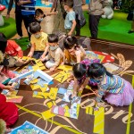 有趣又益智的拼圖互動遊戲，考驗每位小探險家的反應力與觀察力，夥伴們一起合力完成這片散落的邀請函。