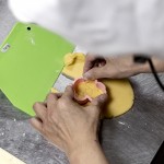 將麵糰壓成合適的厚薄度，壓上俏皮的造型圖案，輕輕搖晃讓模具與麵糰脫離，再用刮板將成品移至烤盤上，待烘烤餅乾就快完成囉！。